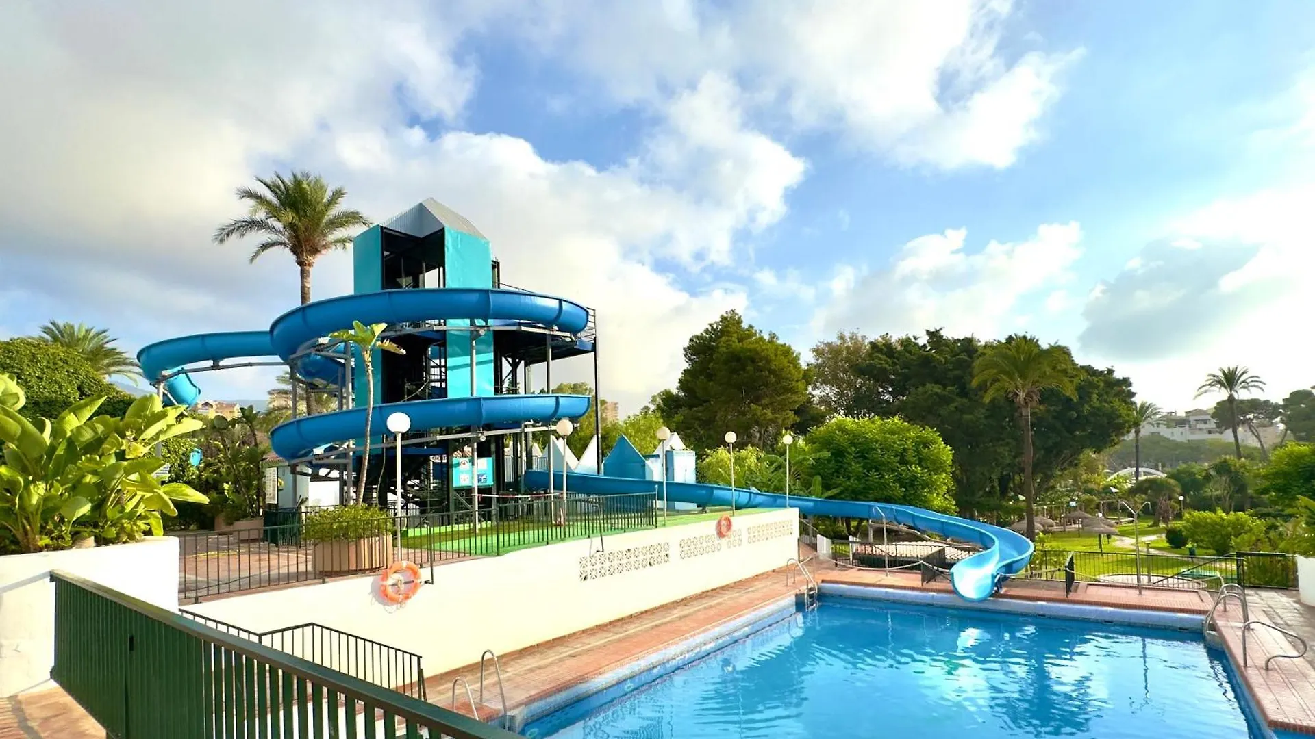 Apartamento Vistas Al Mar Y Piscina Benalmádena España